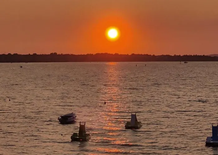 Mit Meerblick, 50 Meter Vom Sandstrand - *
