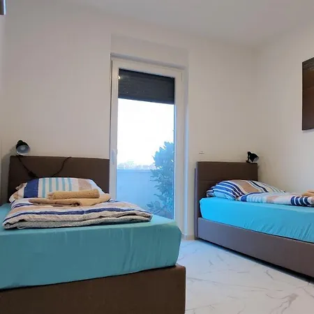 Apartment Mit Meerblick, 50 Meter Vom Sandstrand -