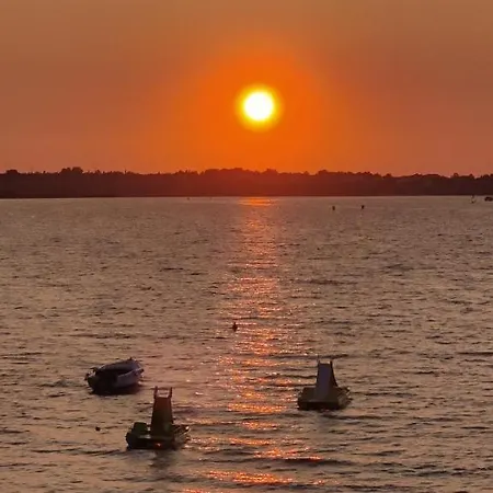 Mit Meerblick, 50 Meter Vom Sandstrand - *